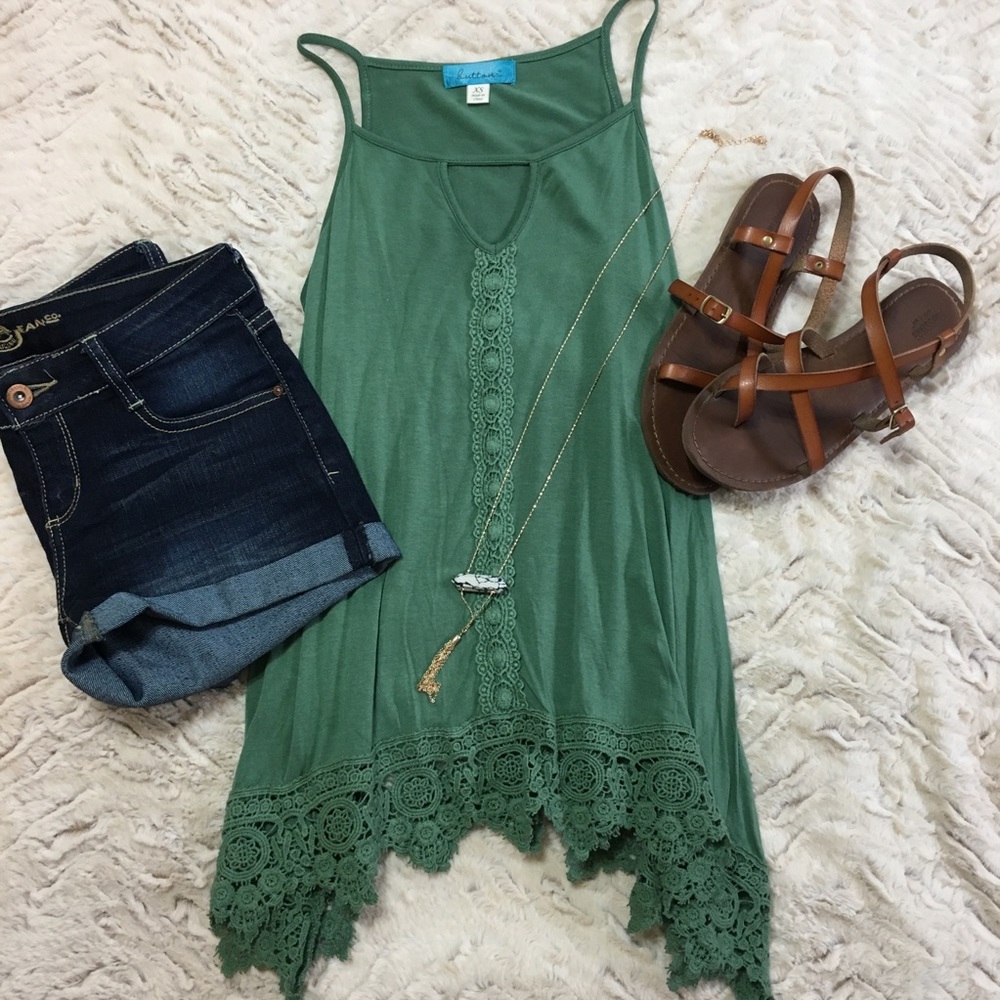 Francesca’s green lace tank top